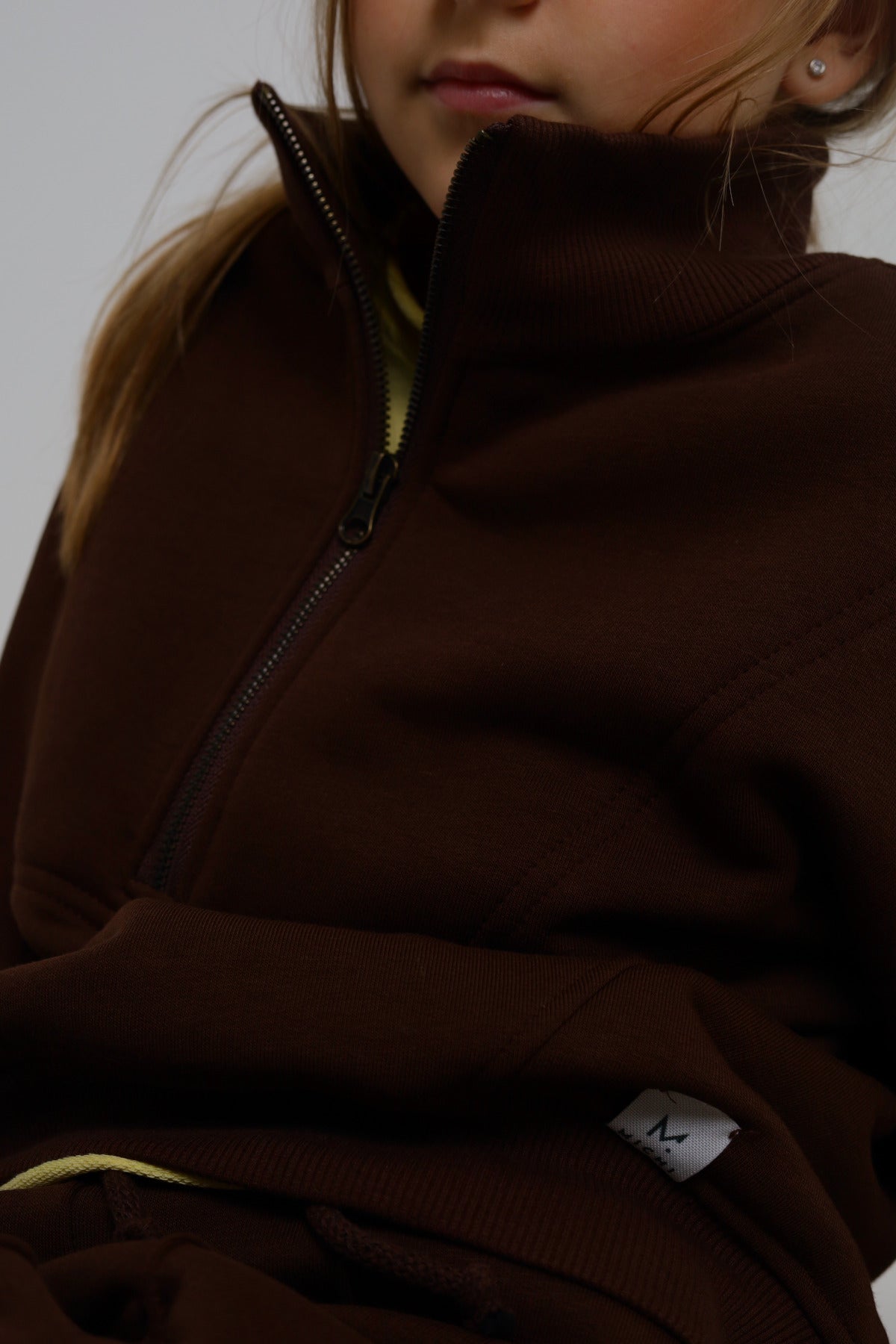 Bluza z wysokim kołnierzem na zamek miś od spodu