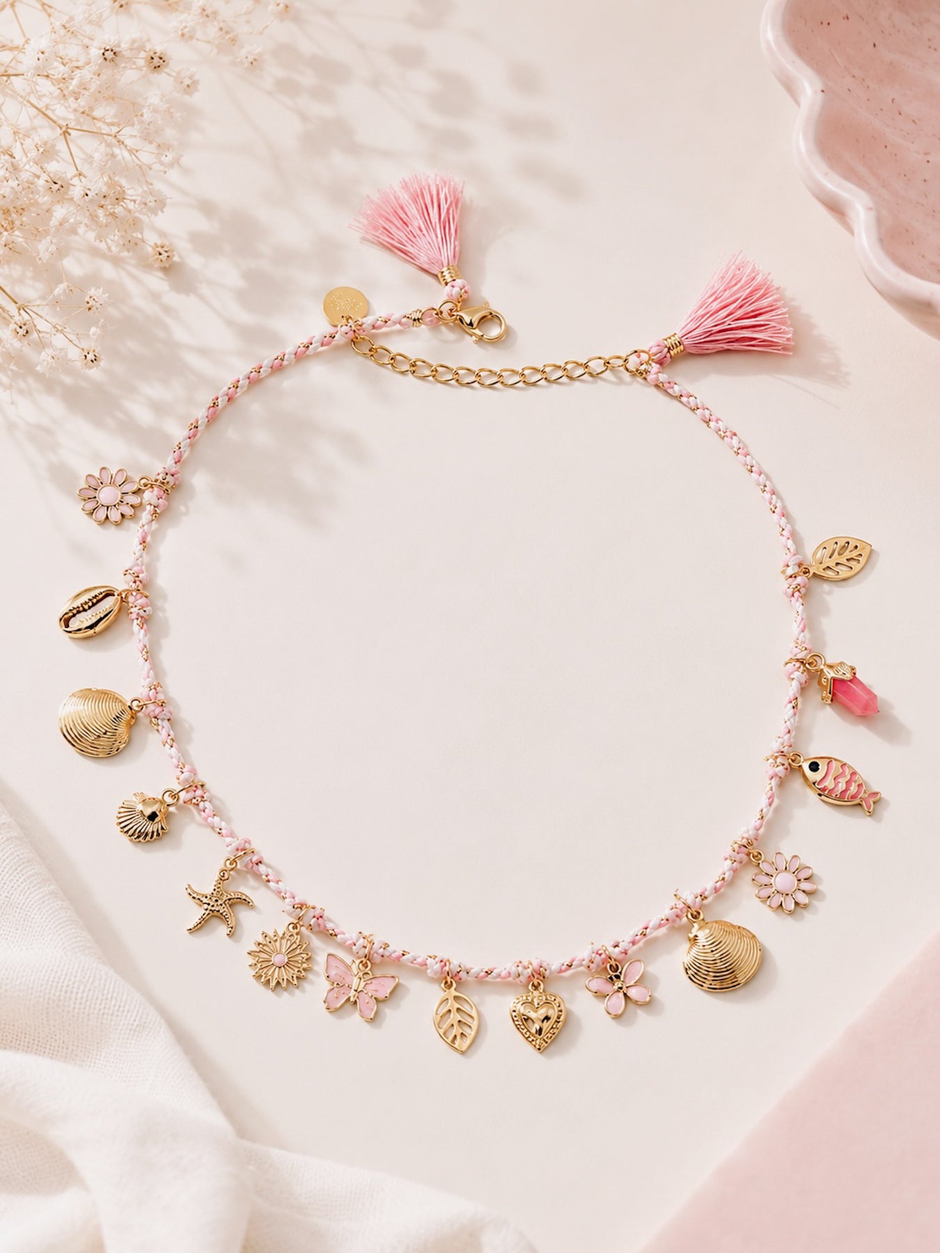 Naszyjnik choker z zawieszkami — różowe lato